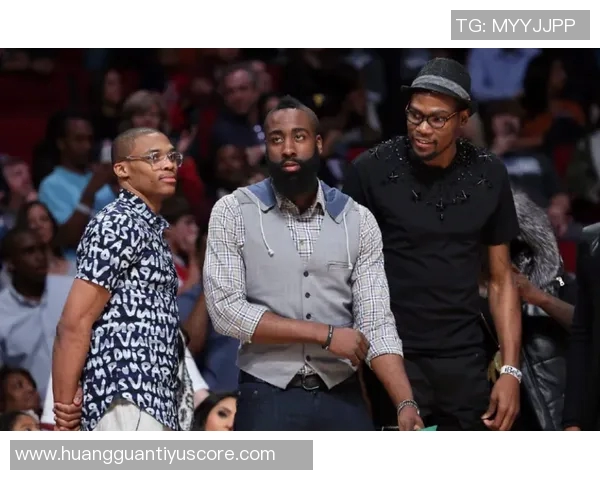 保罗与威少庆生合照温馨互动兄弟情深引发球迷热议 保罗与威少庆生合照温馨互动兄弟情深引发球迷热议