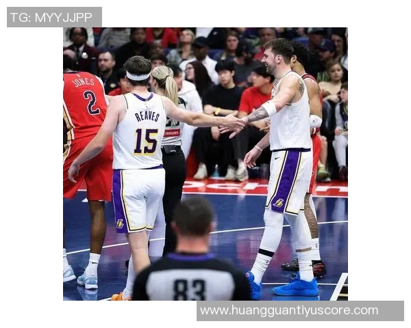 老詹赛季首秀助攻12次投射传球轻松自如能打到45岁吗 老詹赛季首秀助攻12次投射传球轻松自如能打到45岁吗